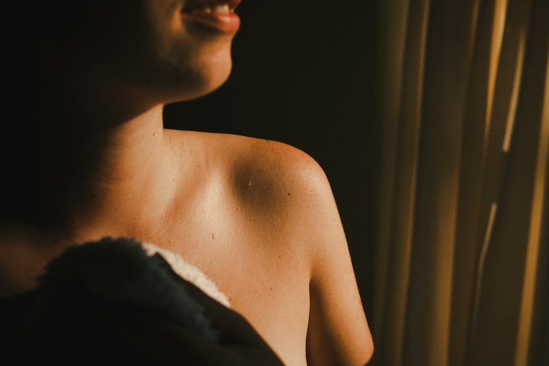 Hombro y cuello bajo luz dorada