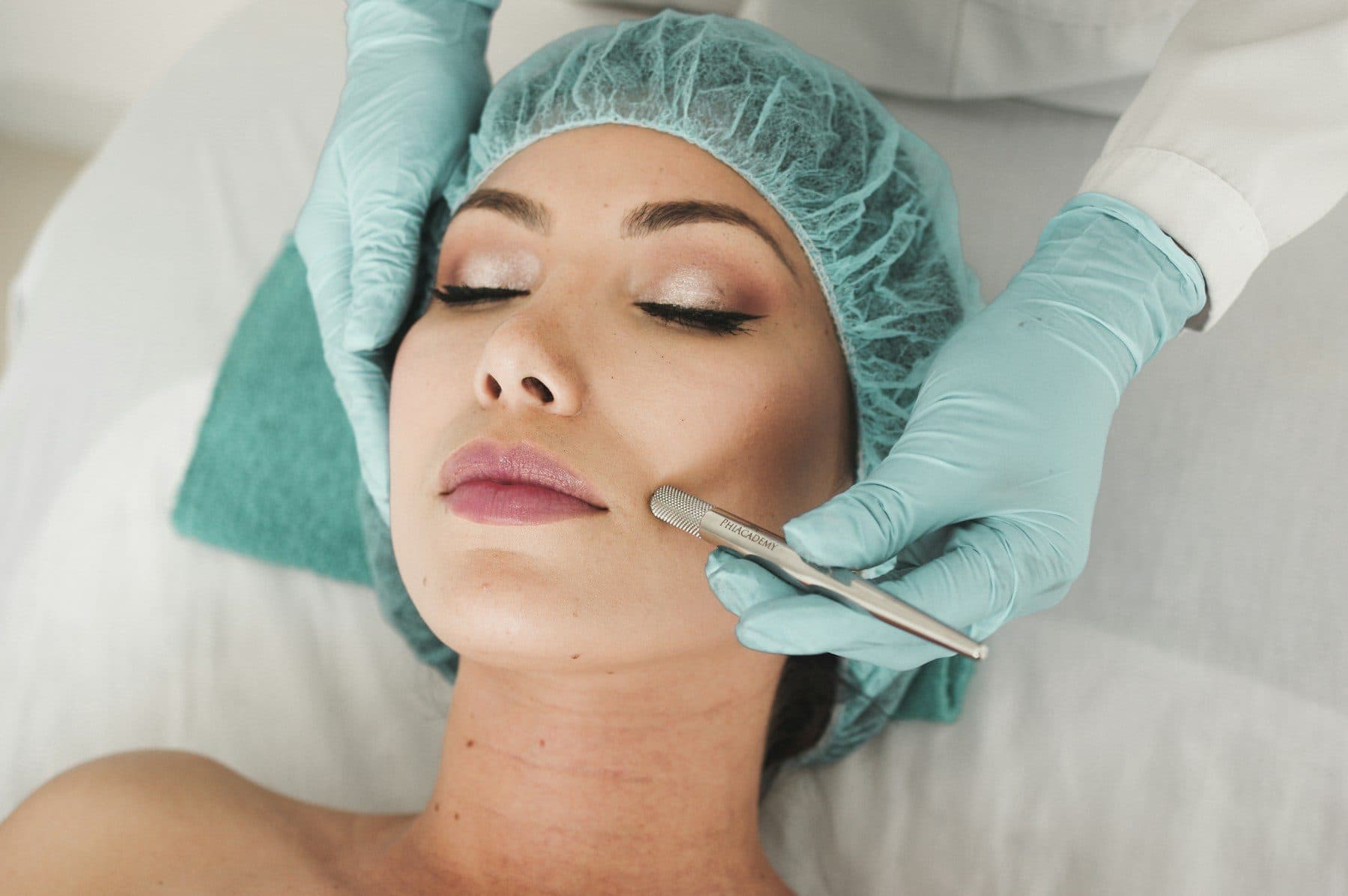 Profesional aplicando un tratamiento facial en consulta