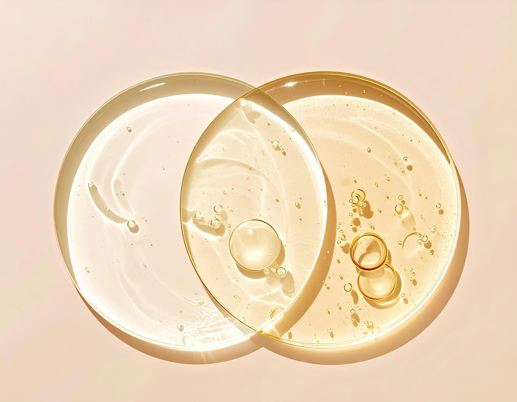 Texturas de sérum y gel sobre fondo beige
