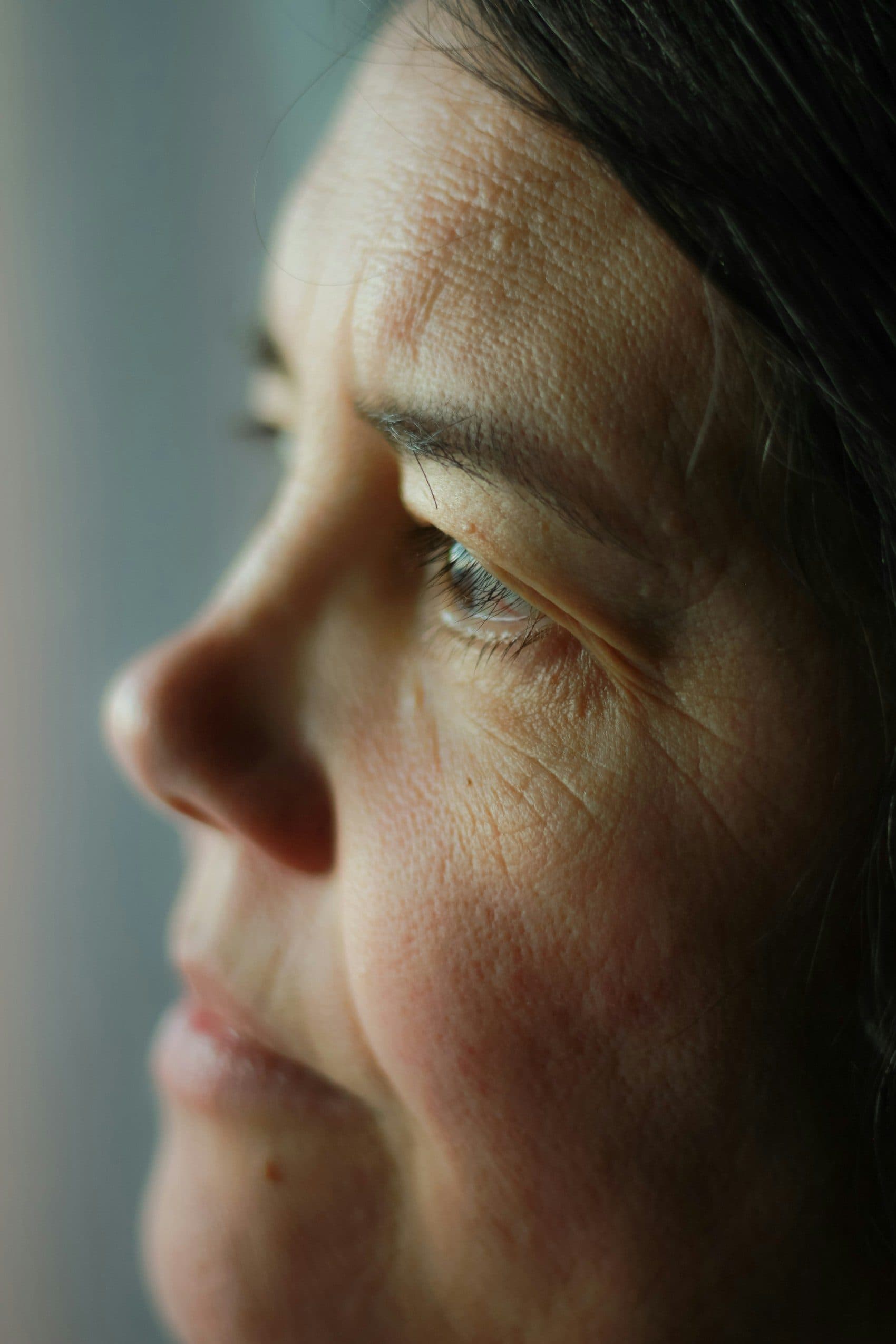 Rostro de mujer de perfil bajo una luz suave y natural