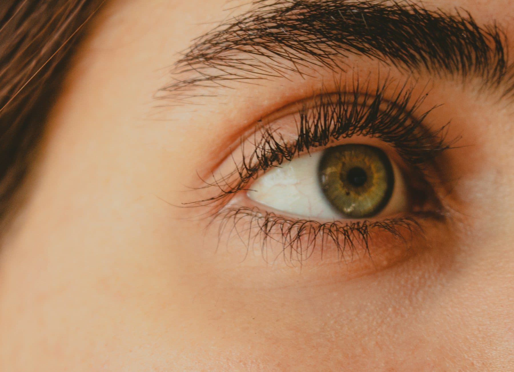 Primer plano de un ojo y el párpado
